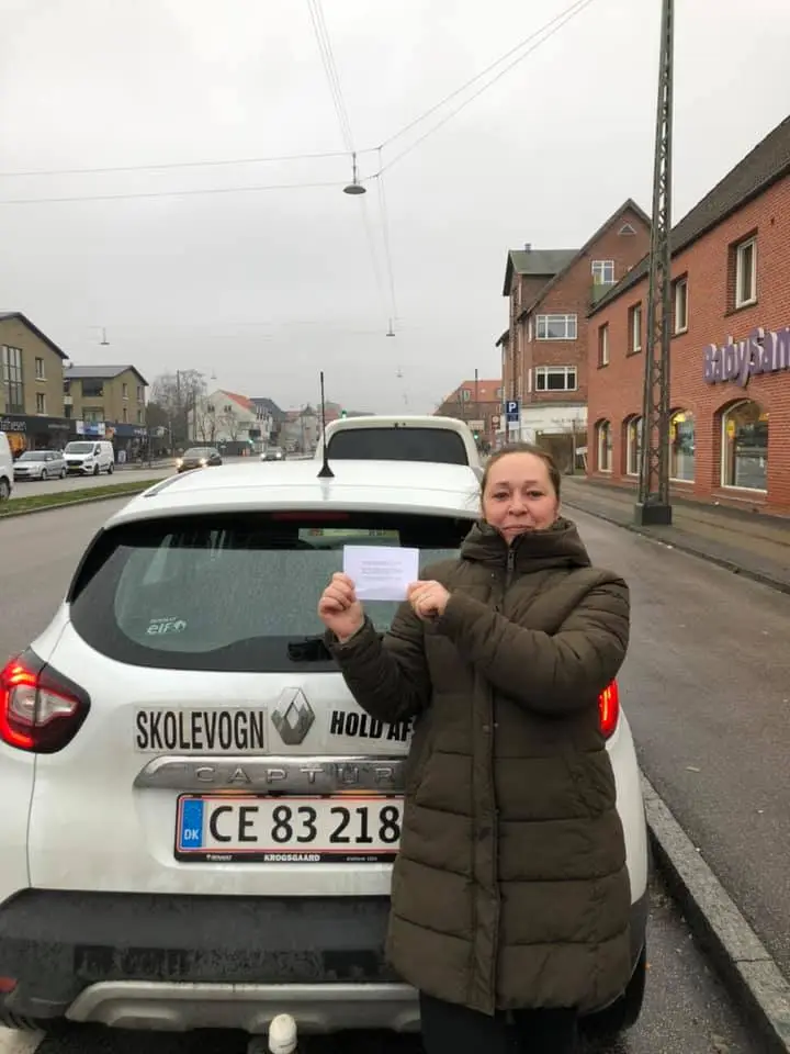 Stolt elev med nyt kørekort efter endt lynkursus